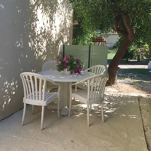 https://la-maison-de-flo.fr-provencehotel.com